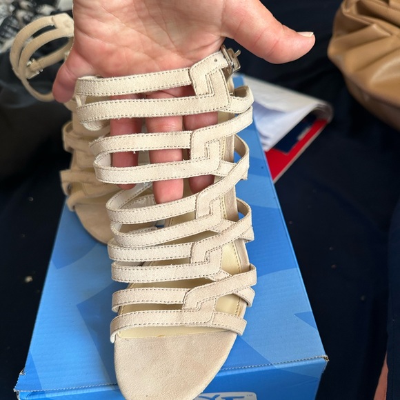 Tan colored, VINCE CAMUTO, gorgeous heels, size 7M - Picture 4 of 5